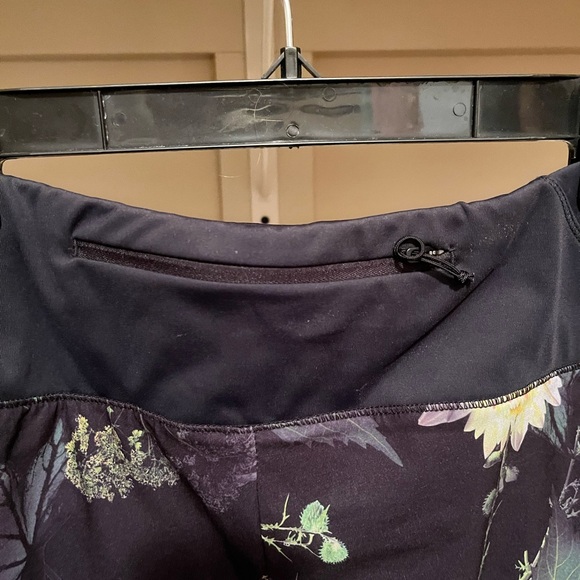 Oiselle Black Moody Floral Roga Shorts - Picture 3 of 4